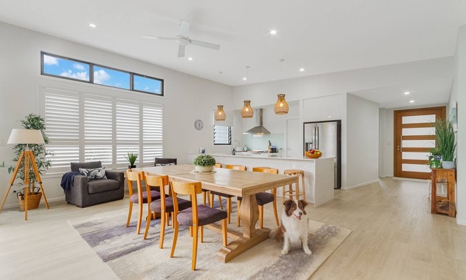 Pottsville Casa | Dog-Friendly Beach House @ Black Rocks by uHoliday