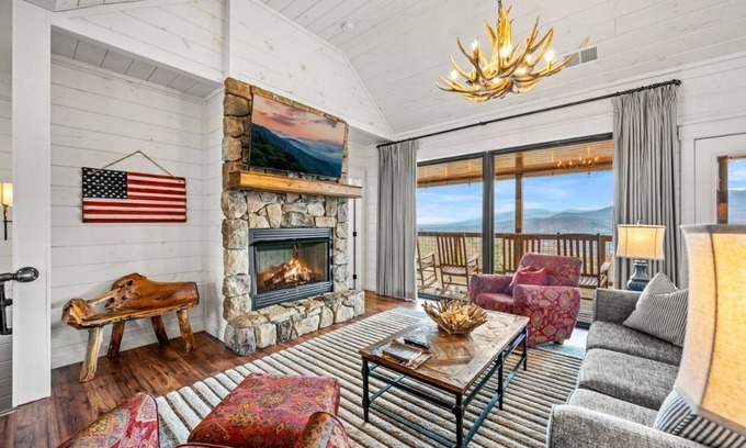 Chalet Village Cabina | dog-friendly | BEST views | hot tub | luxury | free Dollywood tkt | Haven