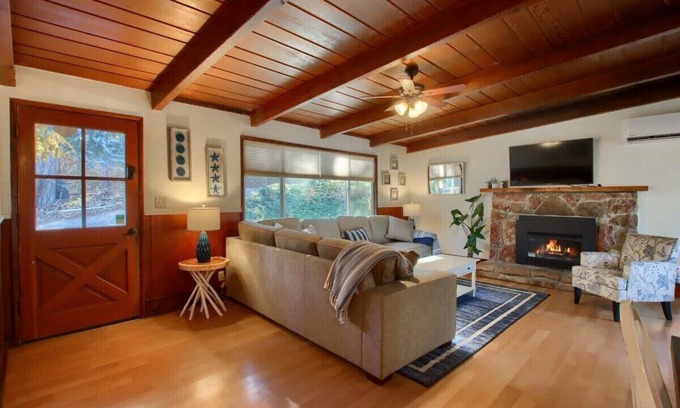 Oakhurst Cabina | Dog Friendly, Blue Door Yosemite & Bass Lake
