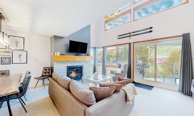 The Blue Mountains Condominio | Dog-friendly skiier's condo with high-speed WiFi, gas fireplace, & central AC