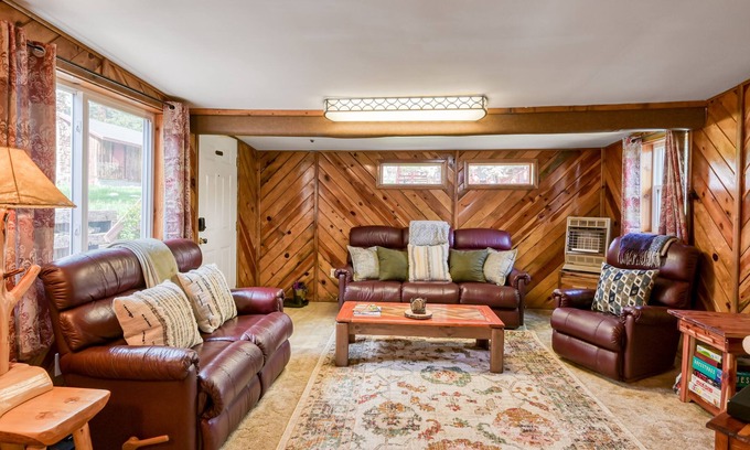 Eagle Nest Cabina | Dog-friendly cabin with lake & mountain views & washer/dryer