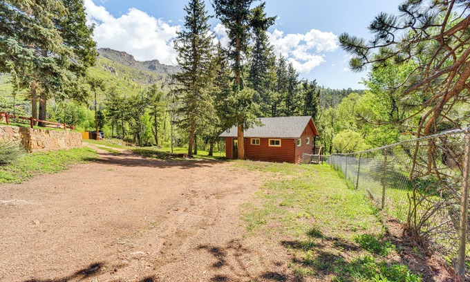Cascade Cabina | Dog Friendly: Cabin w/ Yard & Mtn Views in Cascade
