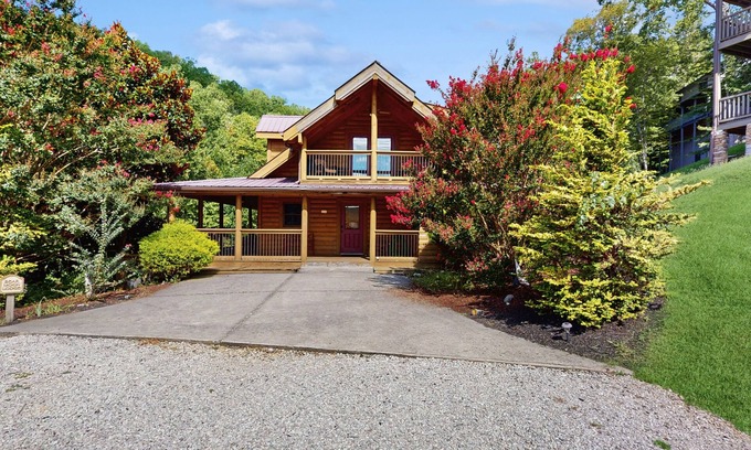 Caryville Cabina | Dog- friendly cabin with lakeside views, deck & game room
