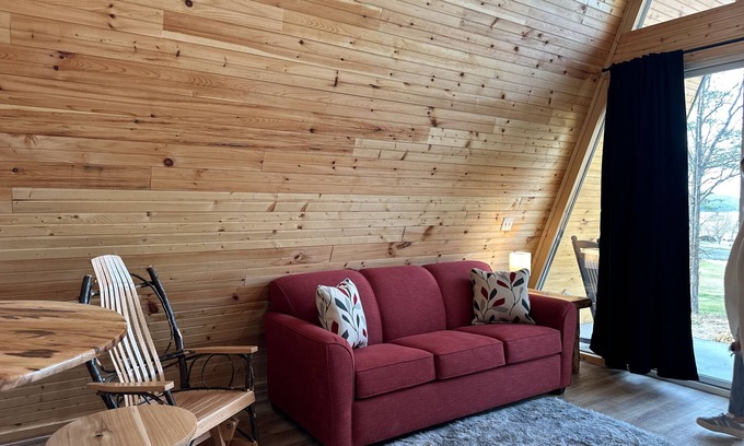Newport Cabina | Dog-friendly cabin with mountain & water views - balcony, smart TVs, W/D, & AC