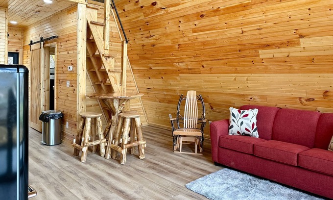 Newport Cabina | Dog-friendly cabin with mountain views, loft, & kitchen - near Douglas Lake