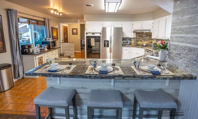 Gore Ranch Casa | Dog Friendly + Canopy Lit Pool + 2 Masters w/Kings