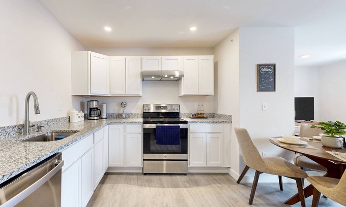 Somersworth Apartamento | Dog-friendly condo with full kitchen, central AC, & fast WiFi in a walkable area