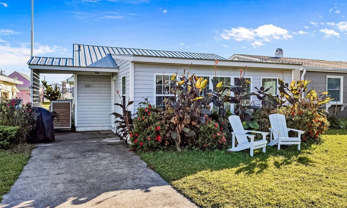 Atlantic Beach Cabaña | Dog-friendly cottage minutes to beach with patio, grill, washer/dryer, & AC