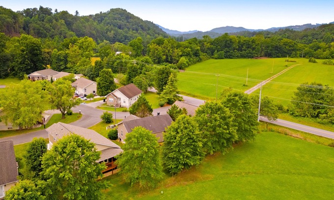 Gatlinburg - Pigeon Forge Casa | Dog-friendly cottage in the heart of the Smokies with Free Attraction Tickets