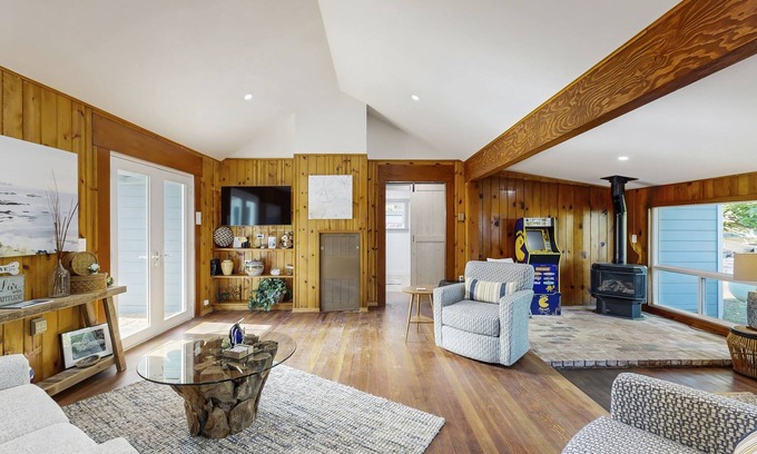 Fort Bragg Casa | Dog Friendly Cottage Near the Coast & Town w/Large Pvt. Yard, Hot Tub & Grill