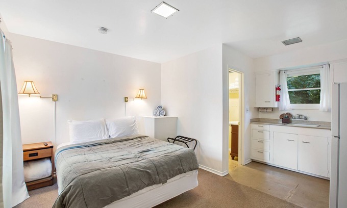 Nahcotta Casa | Dog-friendly cottage close to the water with firepit - walk to Morehead Park
