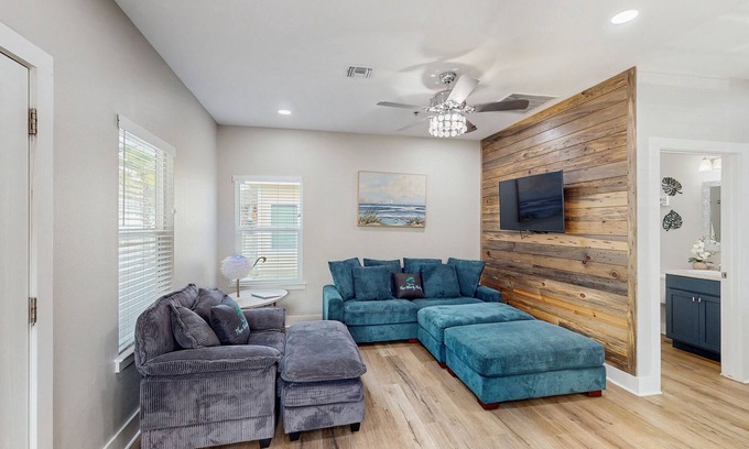 Fulton Casa | Dog-friendly cottage with ebikes & fabulous view - birdwatcher's paradise