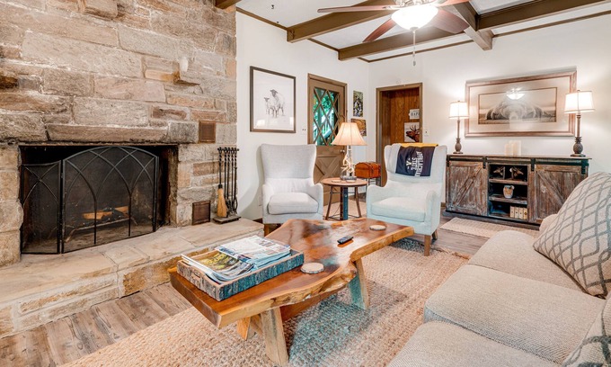 Banner Elk Chalet De Esquí | Dog-Friendly Creekside Home w/Free WiFi, Firepit, Pool Table, Game Room, Deck