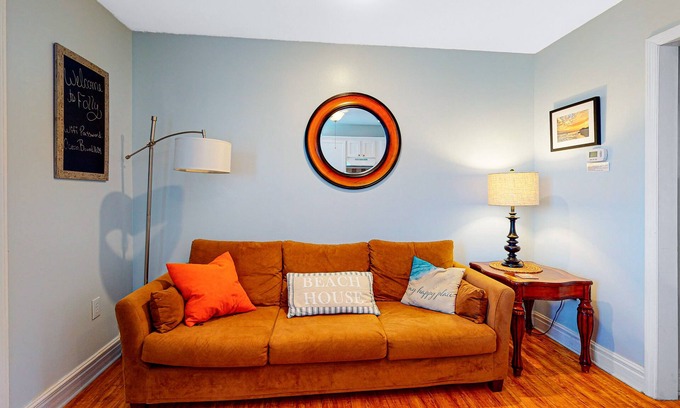 Folly Beach Condominio | Dog-Friendly, Downtown Folly Beach Condo w/Free WiFi, Flatscreen TVs & more