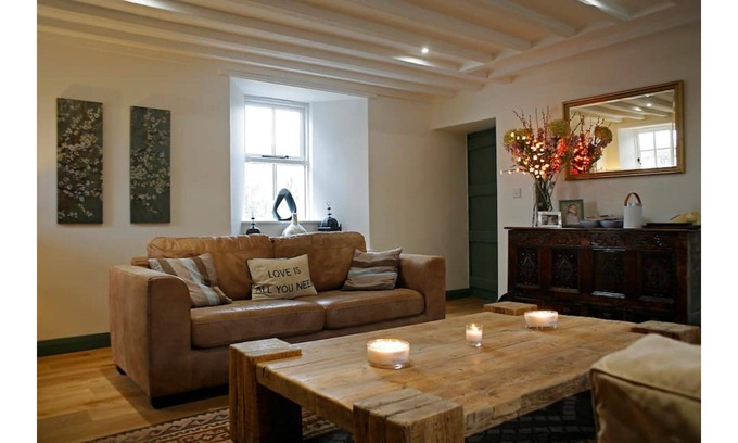 Abergele Casa | Dog friendly farmhouse with hot tub