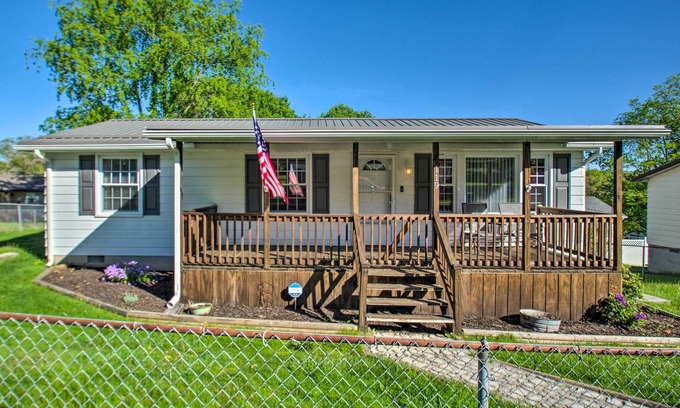 Fayetteville Casa | Dog-Friendly Fayetteville Home w/ Hot Tub!