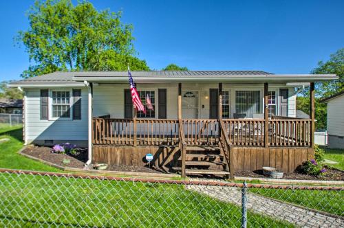 Fayetteville Casa | Dog-Friendly Fayetteville Home with Hot Tub!