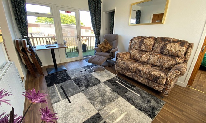 Mablethorpe Chalet De Esquí | Dog Friendly Holiday Chalet close to the Beach Bar & Restaurant on-site