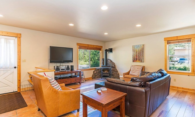Truckee Cabina | Heart of Truckee - ¡Se admiten mascotas, a pie de supermercados y tiendas!