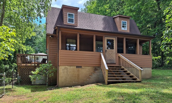 Andersonville Casa | ¡NUEVO LISTADO! Hogar amigable para perros con una gran terraza, resbalón de barco y estacionamiento privado