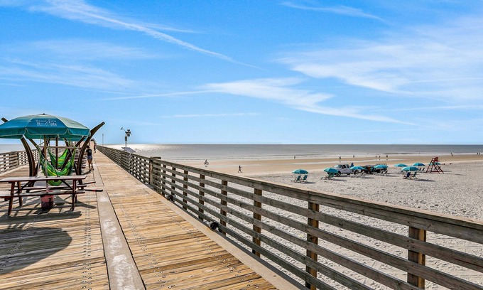 Westside Casa | Dog-friendly home with a screened porch, washer/dyer, games & modern charm