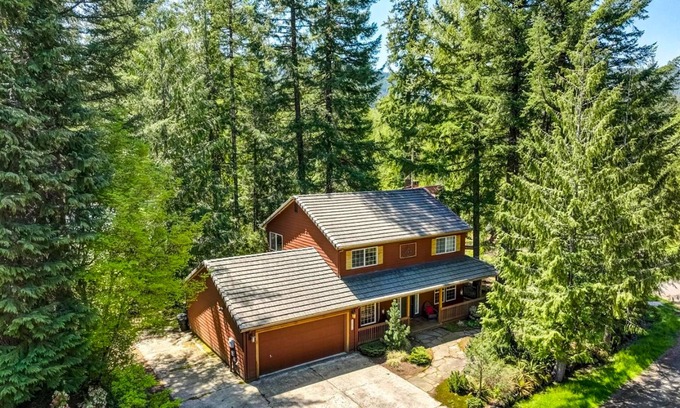 Mount Hood Village Casa | Dog-friendly home with hot tub, shared pool, firepit, fireplace, & river access