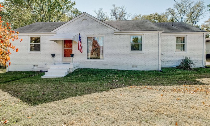 Donelson Casa | Dog-friendly home with firepit, enclosed yard & fast WiFi - 1 block to bus stop