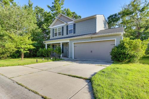 Bolivia Casa | Dog-Friendly Home with Pool Access Near Oak Island!