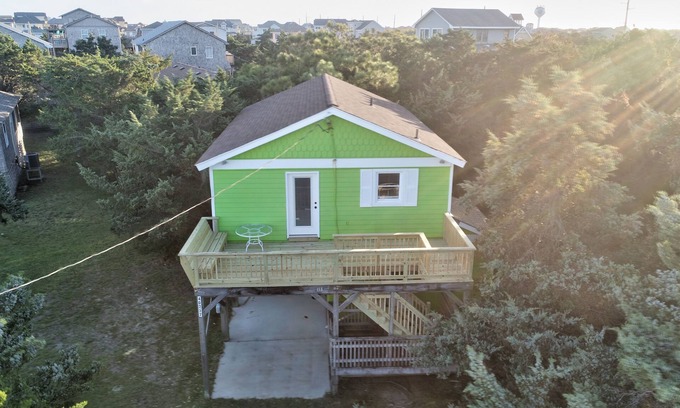 Avon Casa | Dog-friendly home with shared pool, private deck, central AC, free WiFi