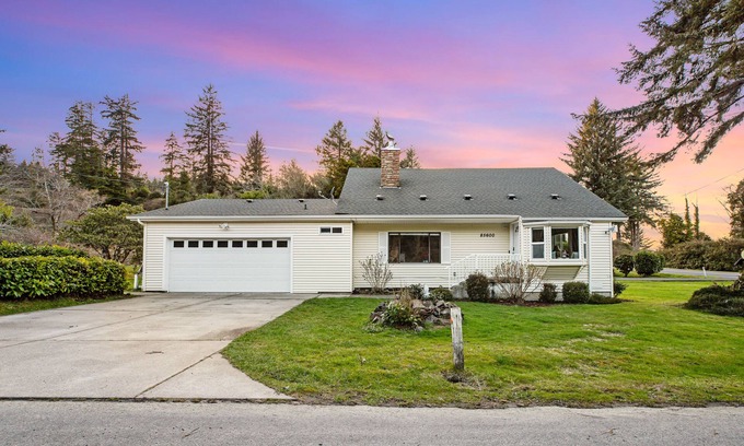 Florence Casa | Dog-friendly home with Siuslaw River views, fireplace & WiFi - near beach & town