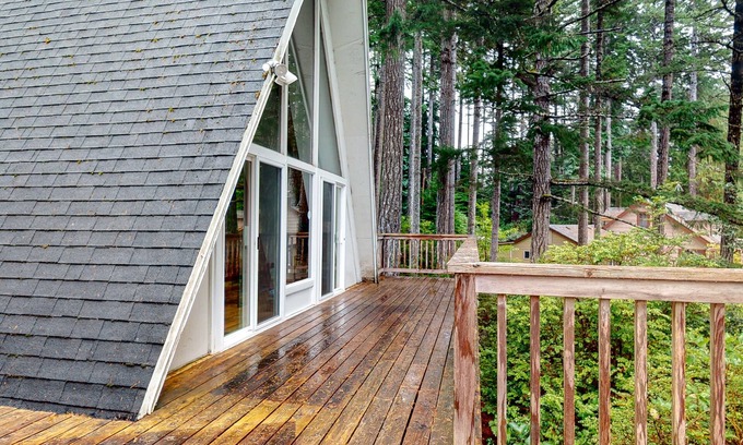 Dunes City Casa | Dog-Friendly Home with Expansive Deck with Hot Tub and Dock on Woahink Lake