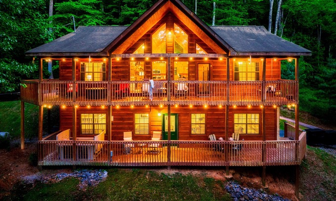Wears Valley Cabina | Dog Friendly, Hot Tub, Easy Drive, Pool Table, HUGE Gameroom, Arcade, Yard,