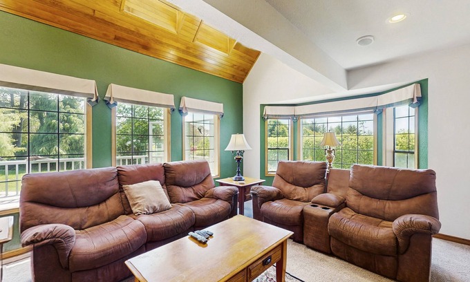 McKinleyville Casa | Casa para perros con vistas al océano, una cancha de tenis privada y una mesa de air hockey