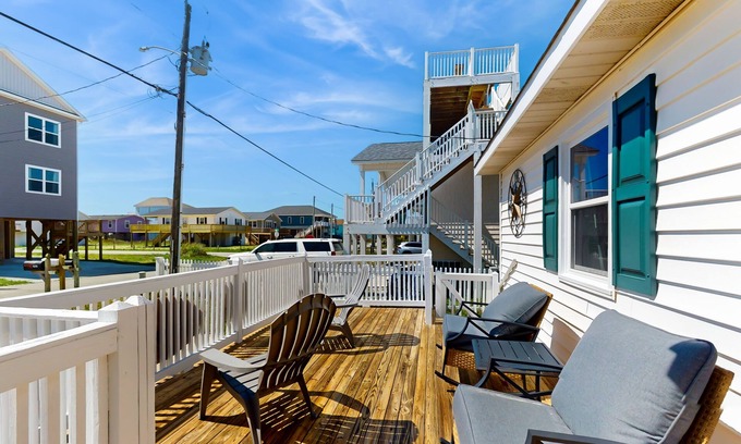 Surf City Casa | Dog-friendly house with enclosed yard, deck, grill, central AC & washer/dryer