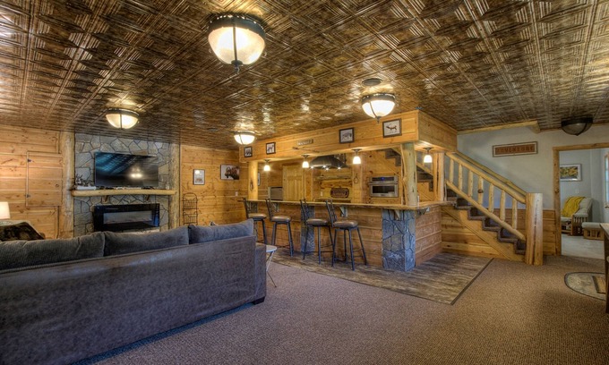 Custer Casa | Dog-friendly house with mountain view and pool access