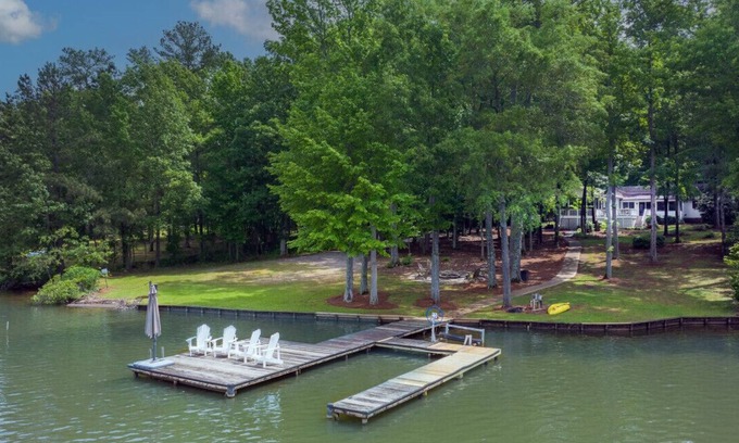 Lake Oconee Casa | Dog Friendly Lake Oasis with Dock & Fire Pit