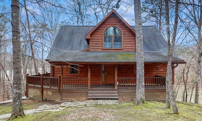 Tazewell Cabina | Dog-friendly lake home with private floating dock - jetted tub, firepit, & decks