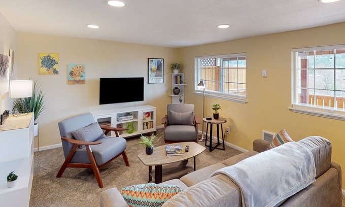 Friendly Casa | Dog-friendly lower level of duplex w/ enclosed deck, washer/dryer, mountain view