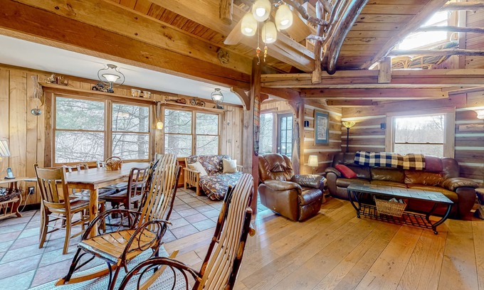 Fairview Cabina | Dog-friendly mountain view cabin on four acres with a washer/dryer & fireplace