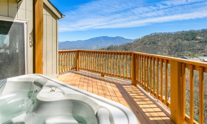 Chalet Village Cabina | Dog-Friendly Mtn View Hot Tub Sauna Free Dollywood Tkt (Ober View)