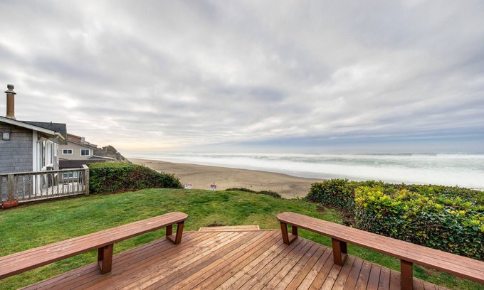 Gleneden Beach Casa | ¡Casa frente al mar que admite perros con fácil acceso a la playa y una gran terraza + paseo al parque!
