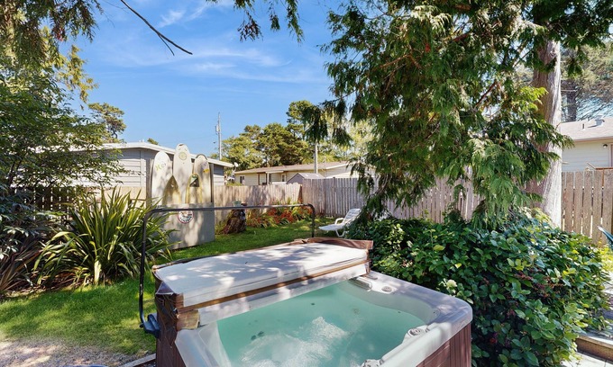 Gleneden Beach Casa | Siéntese junto al fuego con su perro en esta escapada a la costa de Oreg��n con jacuzzi privado