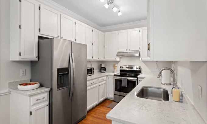 Cary Casa | Dog Friendly|Pool|King Bed|EV Charger|Townhome
