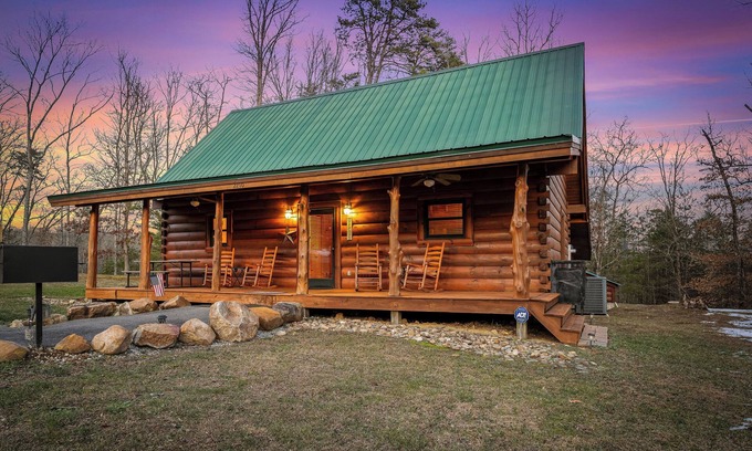 Gatlinburg - Pigeon Forge Cabina | Dog Friendly! Private Indoor Pool, Hot Tub, GameRoom, Firepit & Free Passes.