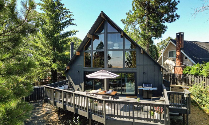 Lake Arrowhead Chalet De Esquí | Dog-Friendly Retreat w/ Pickleball,Sauna + Hot Tub