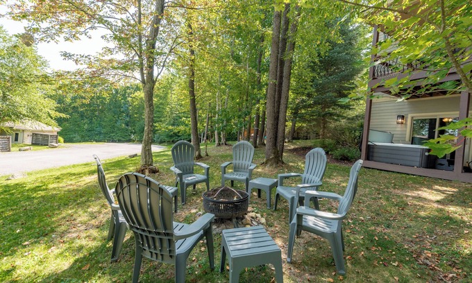 Thayerville Casa | New! Restful Retreat: Lake Area, Dogs Welcome, Hot Tub!