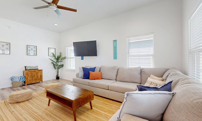 Rockport Casa | Dog-friendly retreat with games for all ages & stunning views - steps to sand