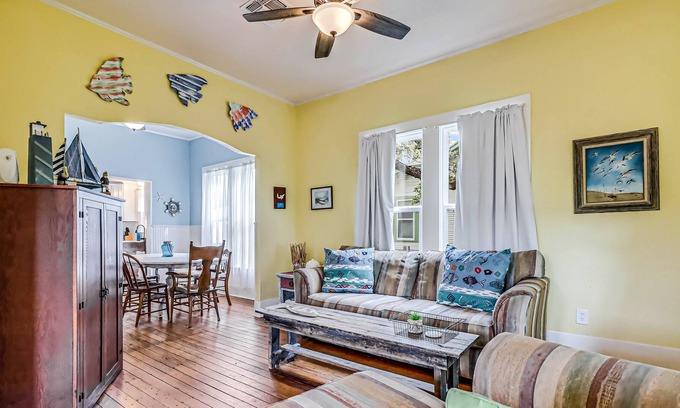 Aransas Pass Cabaña | Dog-Friendly, Single Story Cottage with High-Speed WiFi and Central AC