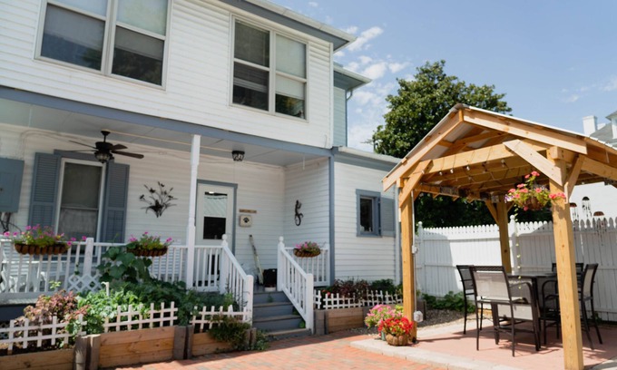 Woodstock Casa | Dog-friendly small-town charm near mountains and wineries with 4 bedrooms