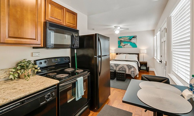Cortez Hill Condominio | ¡NUEVO LISTADO! Acogedor estudio con cocina completa y patio amueblado, cerca del centro